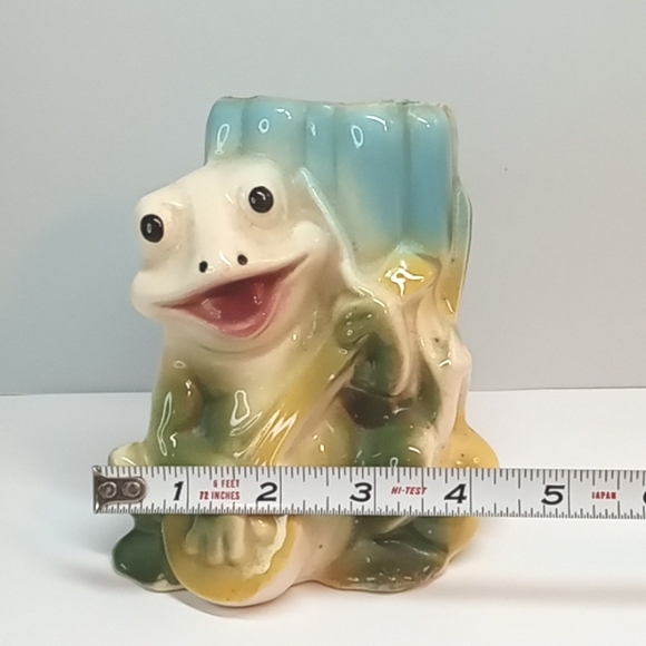 Vintage ceramic frog playing banjo infront of cattails planter. - Picture 7 of 10